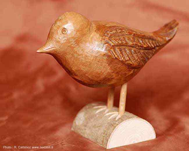 oiseau sculpté en Frêne, finition : Vernis satiné.
